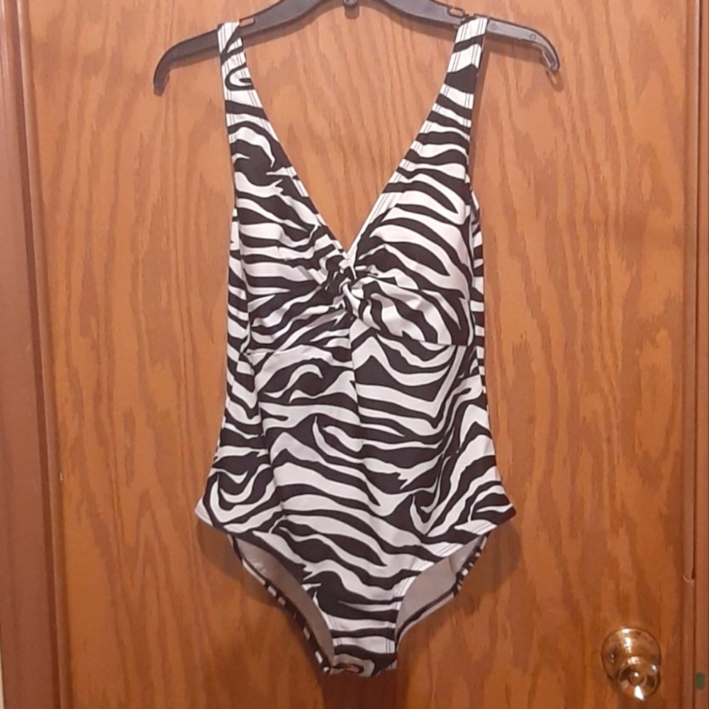 NWOT Roxanne bra-sized black & white size 14/38C bathing suit